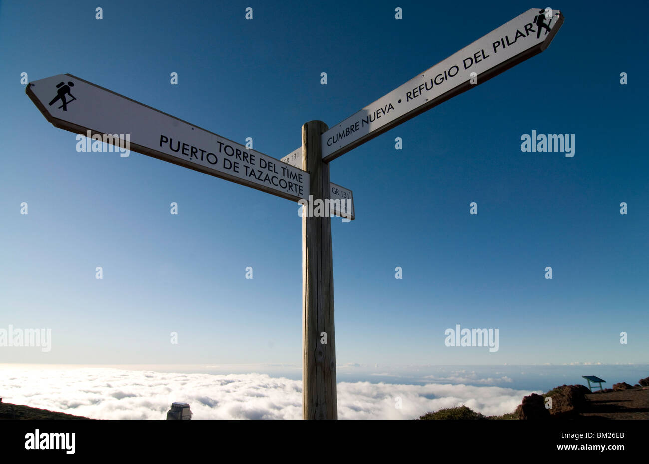 Panneau pour les randonneurs au-dessus des nuages au-dessus de l'Taburiente, Canaries, Espagne, Europe Banque D'Images