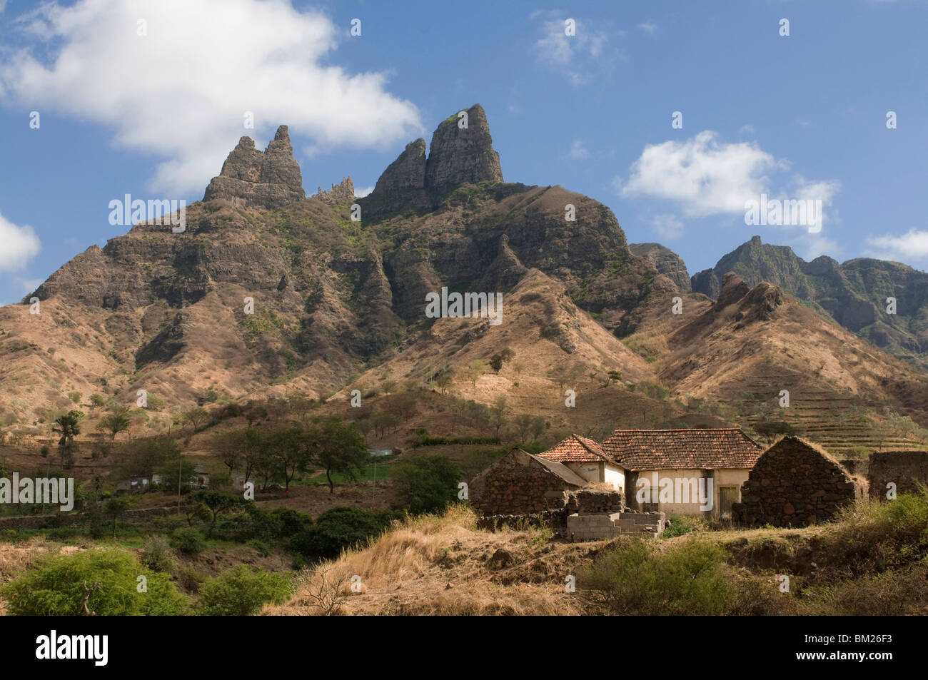 Paysage rocheux avec des bâtiments de ferme, Santiago, Cap Vert, Afrique Banque D'Images