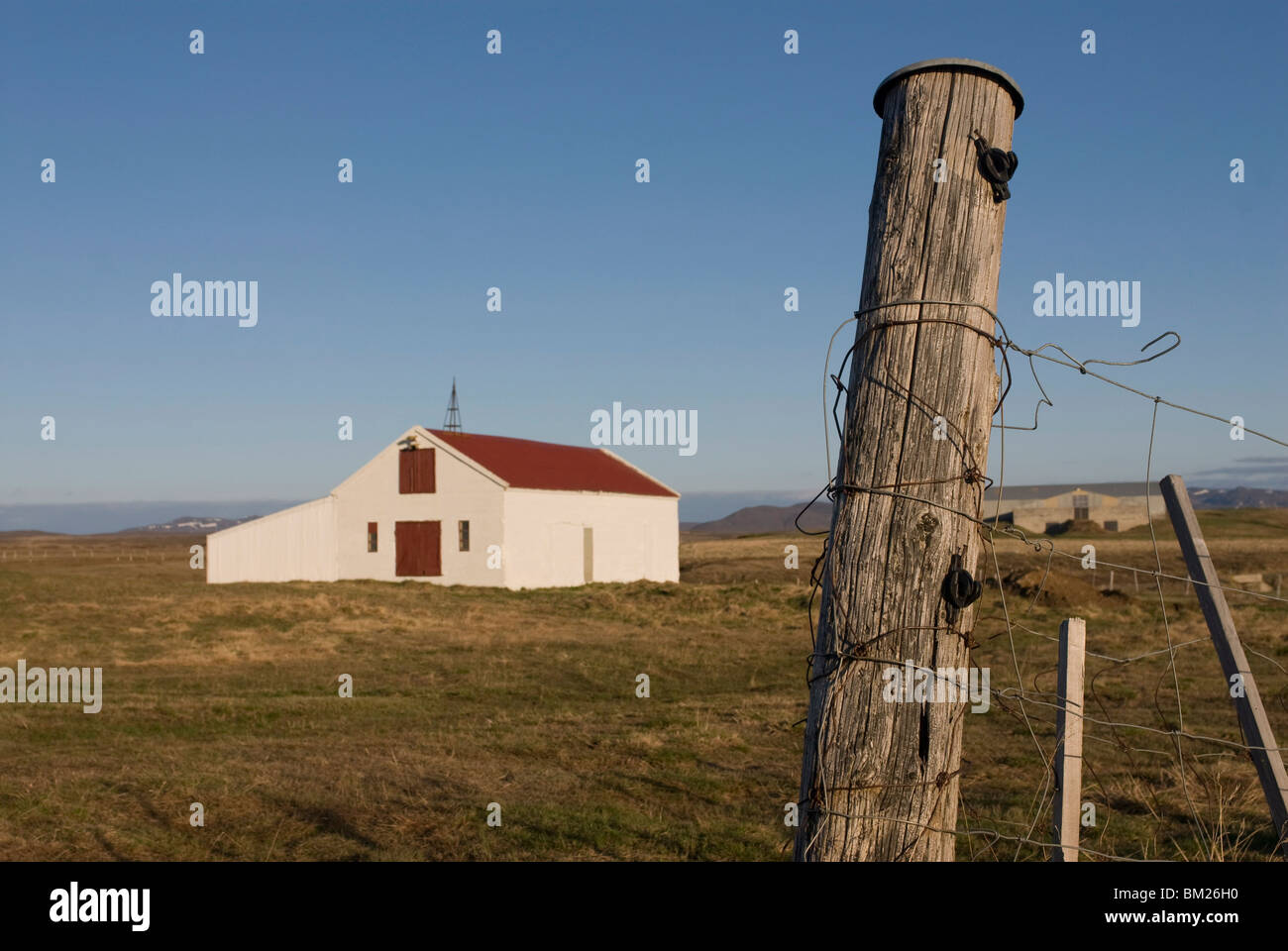 Clôture et une seule ferme du centre de l'Islande, Islande, régions polaires Banque D'Images