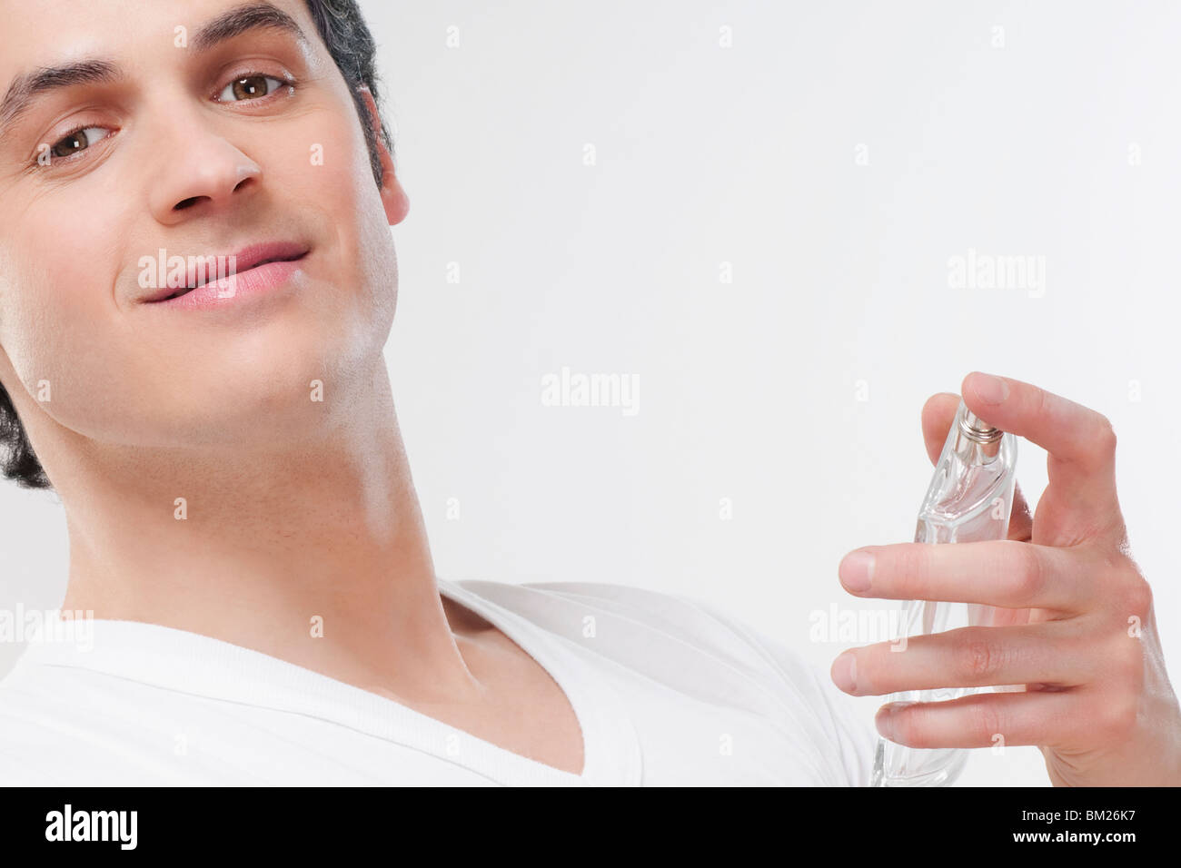 Homme tenant un flacon de parfum Banque D'Images