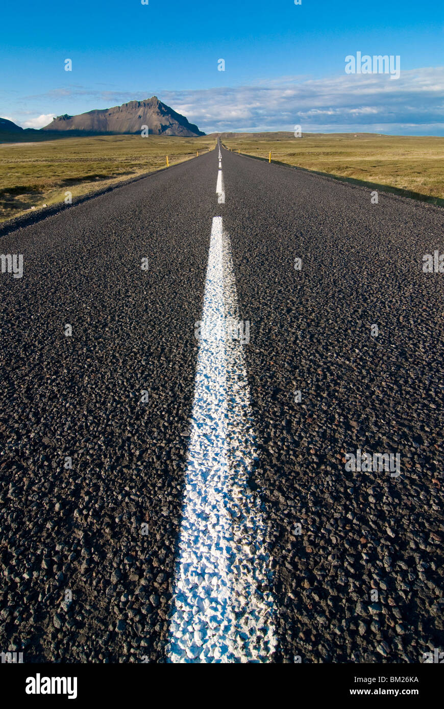 Longue route en ligne droite, dans l'ouest de l'Islande, les régions polaires Banque D'Images