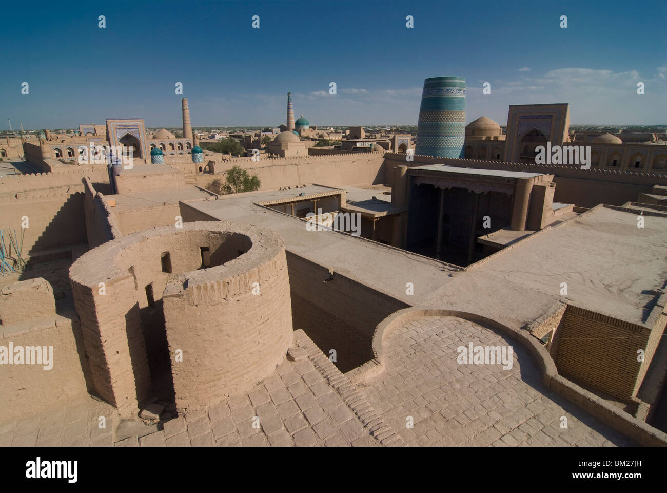 Donnant sur la Mosquée à Ichon Qala (Forteresse Itchan Kala), UNESCO World Heritage Site, Khiva, Ouzbékistan, l'Asie centrale Banque D'Images