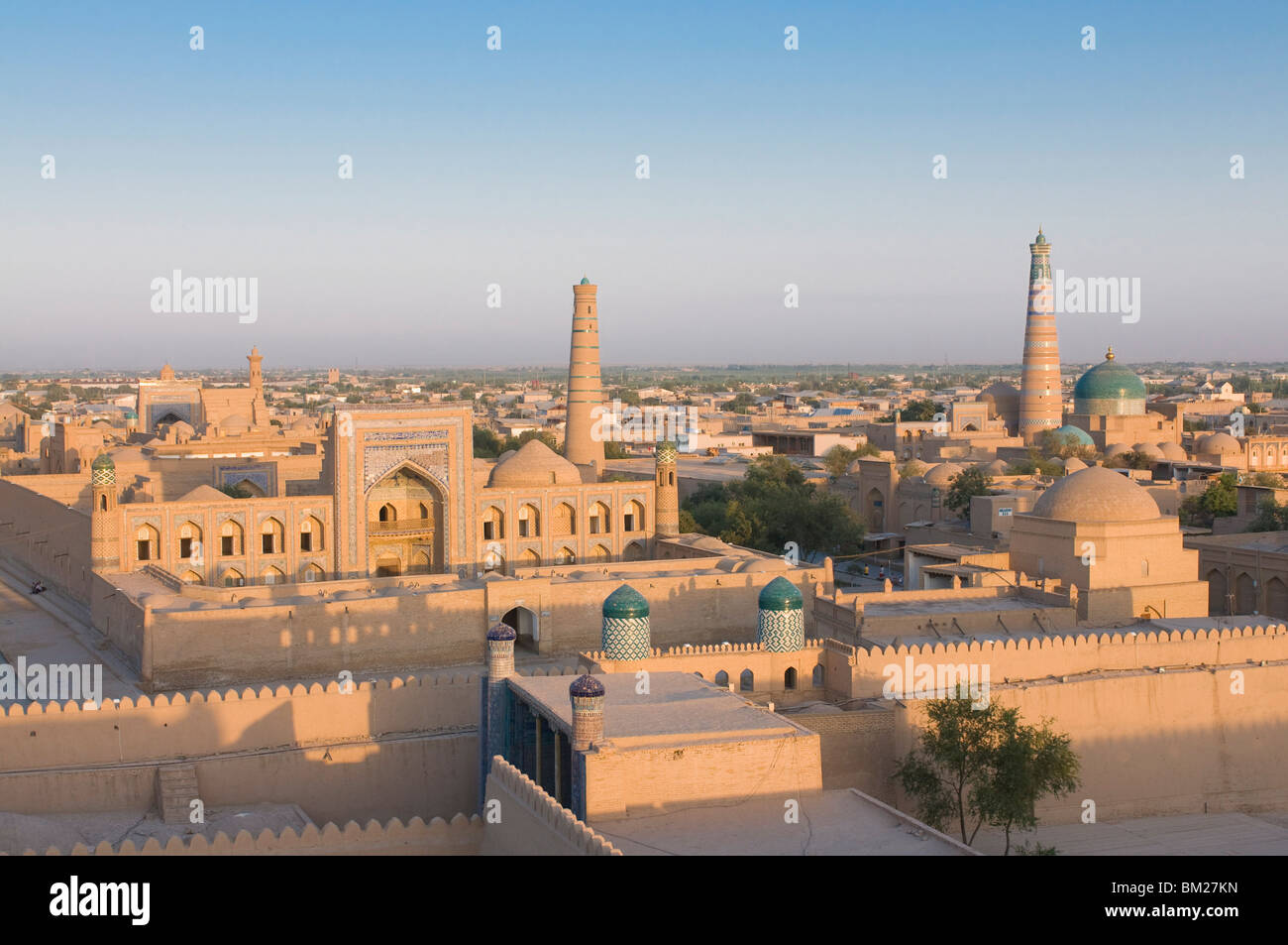 Donnant sur la ville, les mosquées et les medressas à Ichon Qala Forteresse, Khiva, Ouzbékistan, l'Asie centrale Banque D'Images