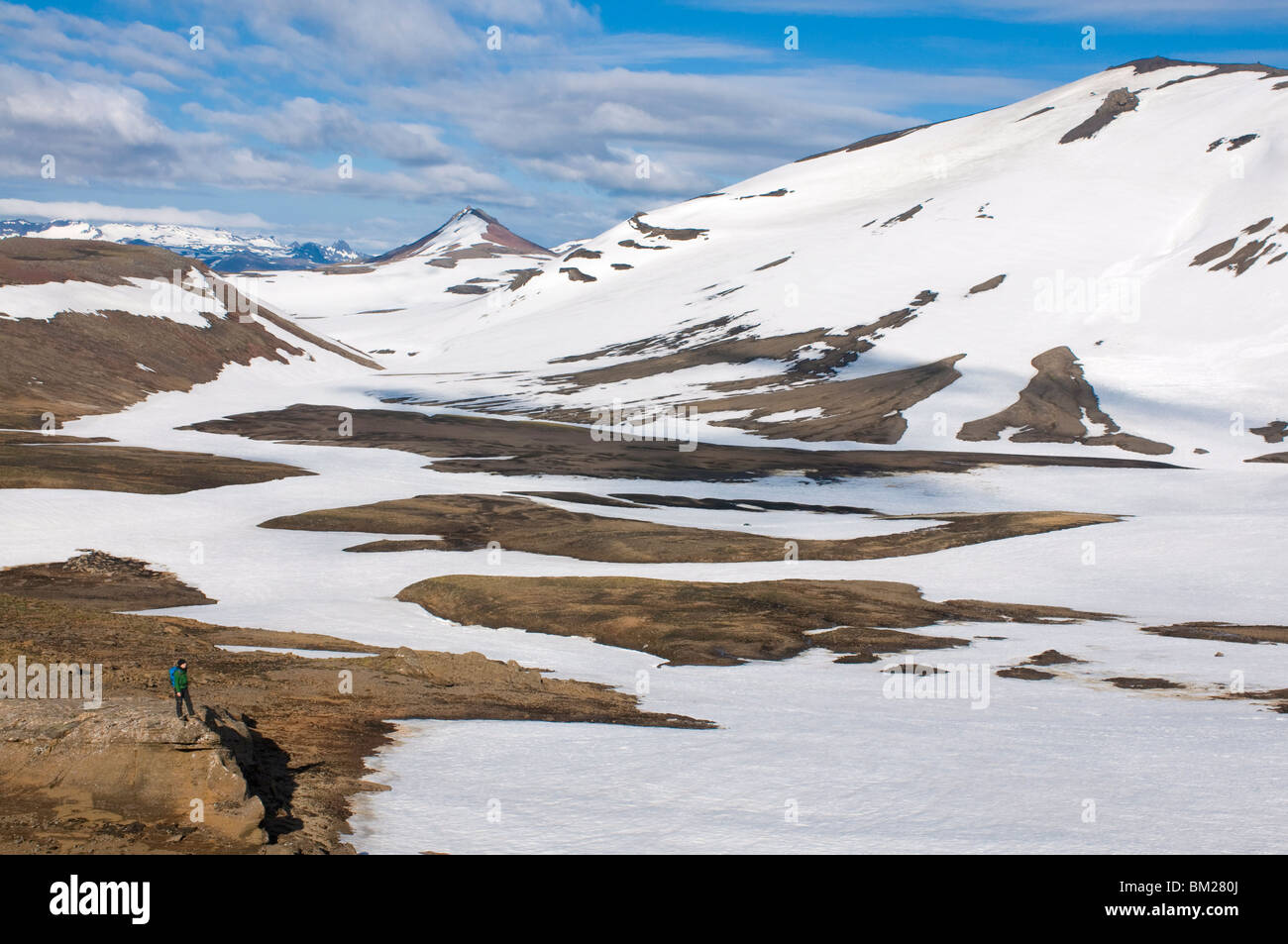 Les marcheurs dans paysage de montagnes couvertes de glace, Parc National Snaefellsjokull, Islande, régions polaires Banque D'Images