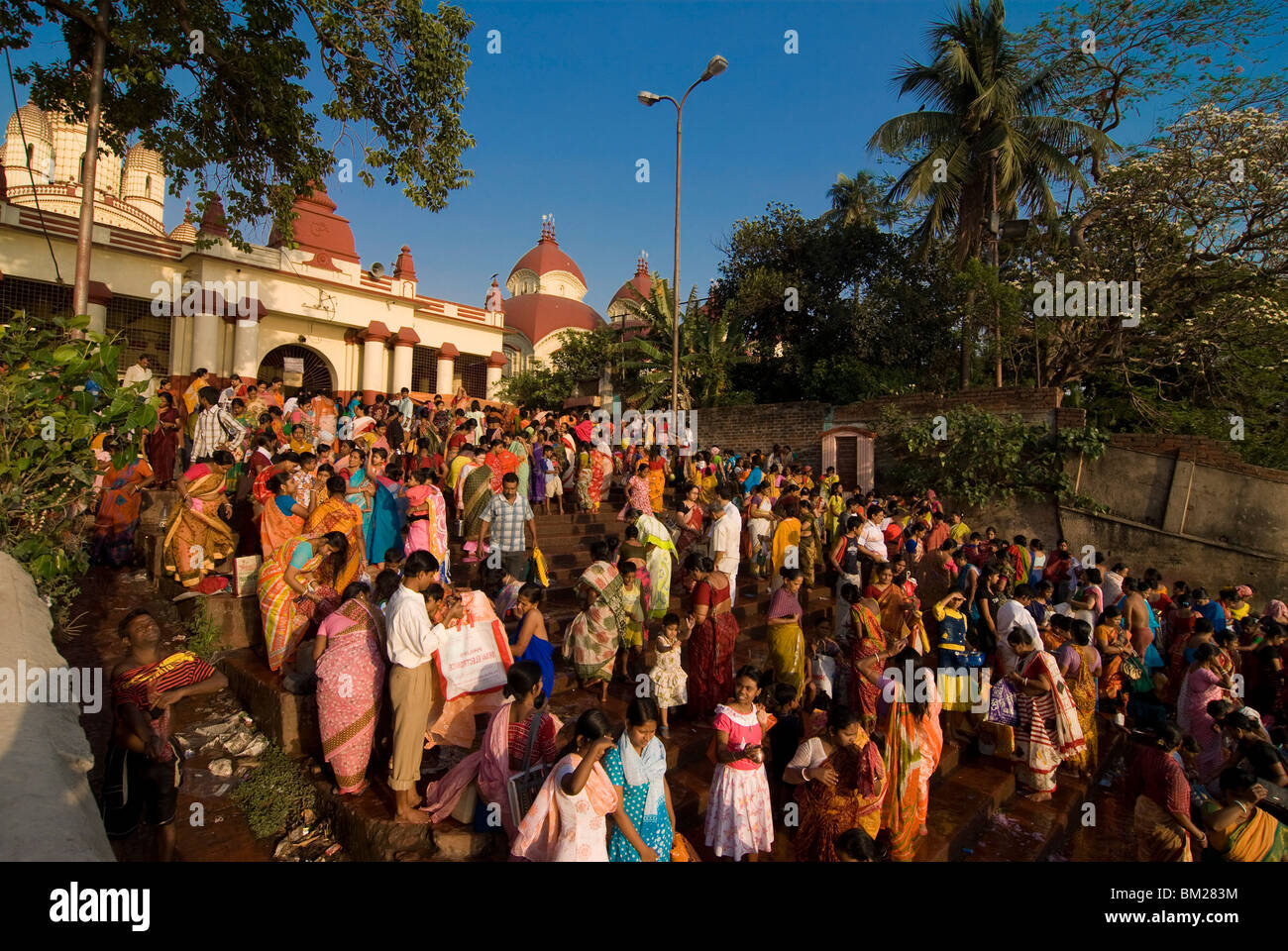 Des foules de gens en face de Temple de Kali, Kolkata, Bengale occidental, Inde, Asie Banque D'Images