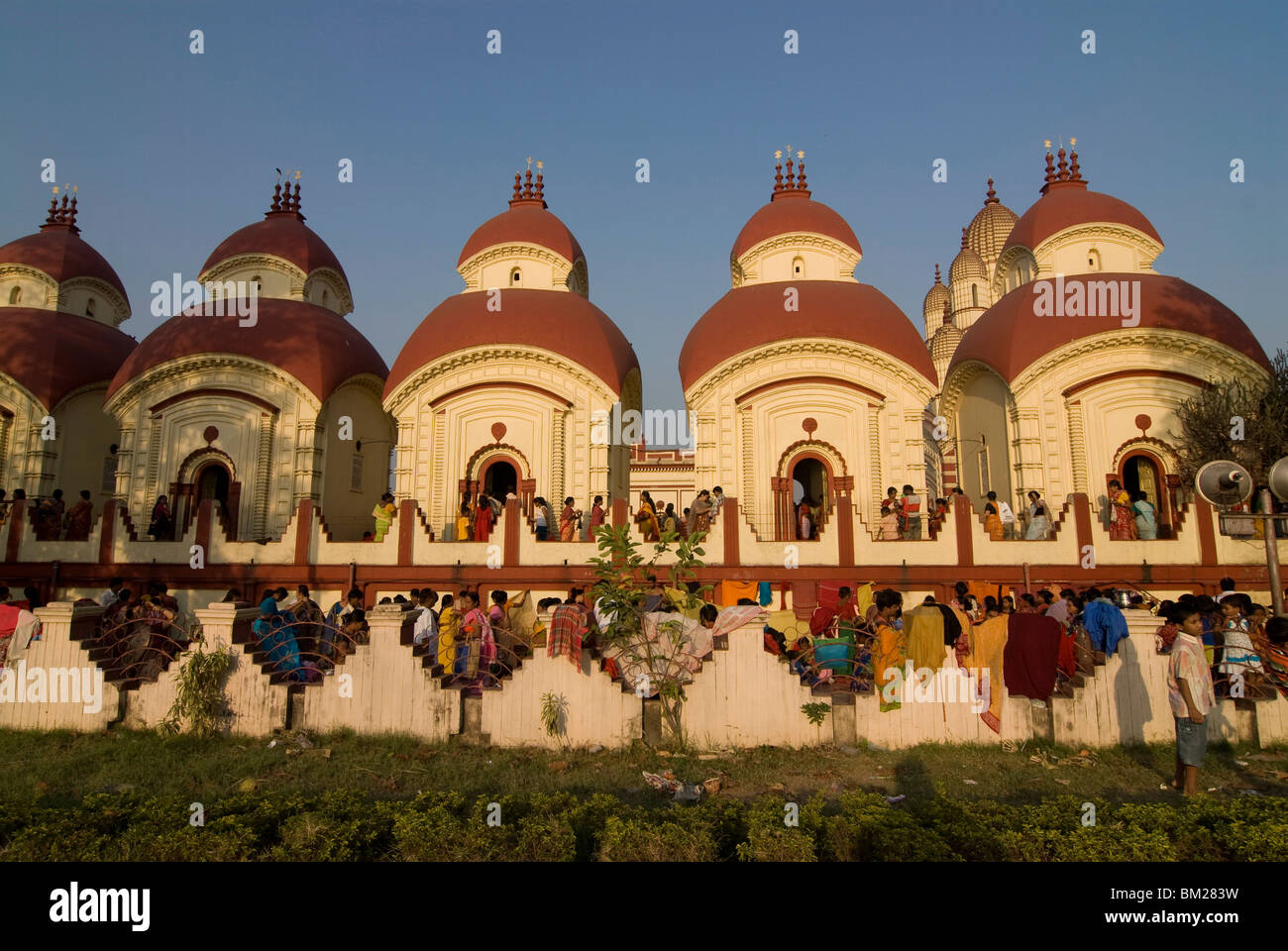 Des foules de gens en face de Temple de Kali, Kolkata, Bengale occidental, Inde, Asie Banque D'Images