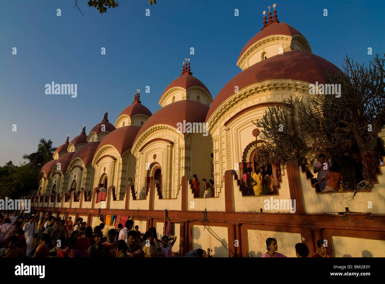 Des foules de gens en face de Temple de Kali, Kolkata, Bengale occidental, Inde, Asie Banque D'Images