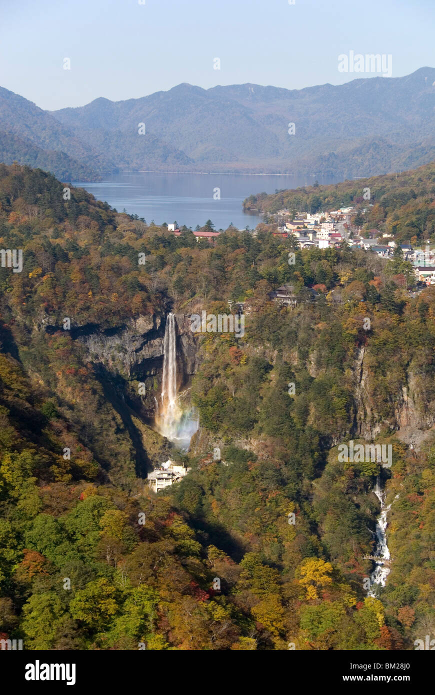 Le lac Chuzenji et chutes Kegon, 97m de haut, Nikko, Honshu, Japan Banque D'Images