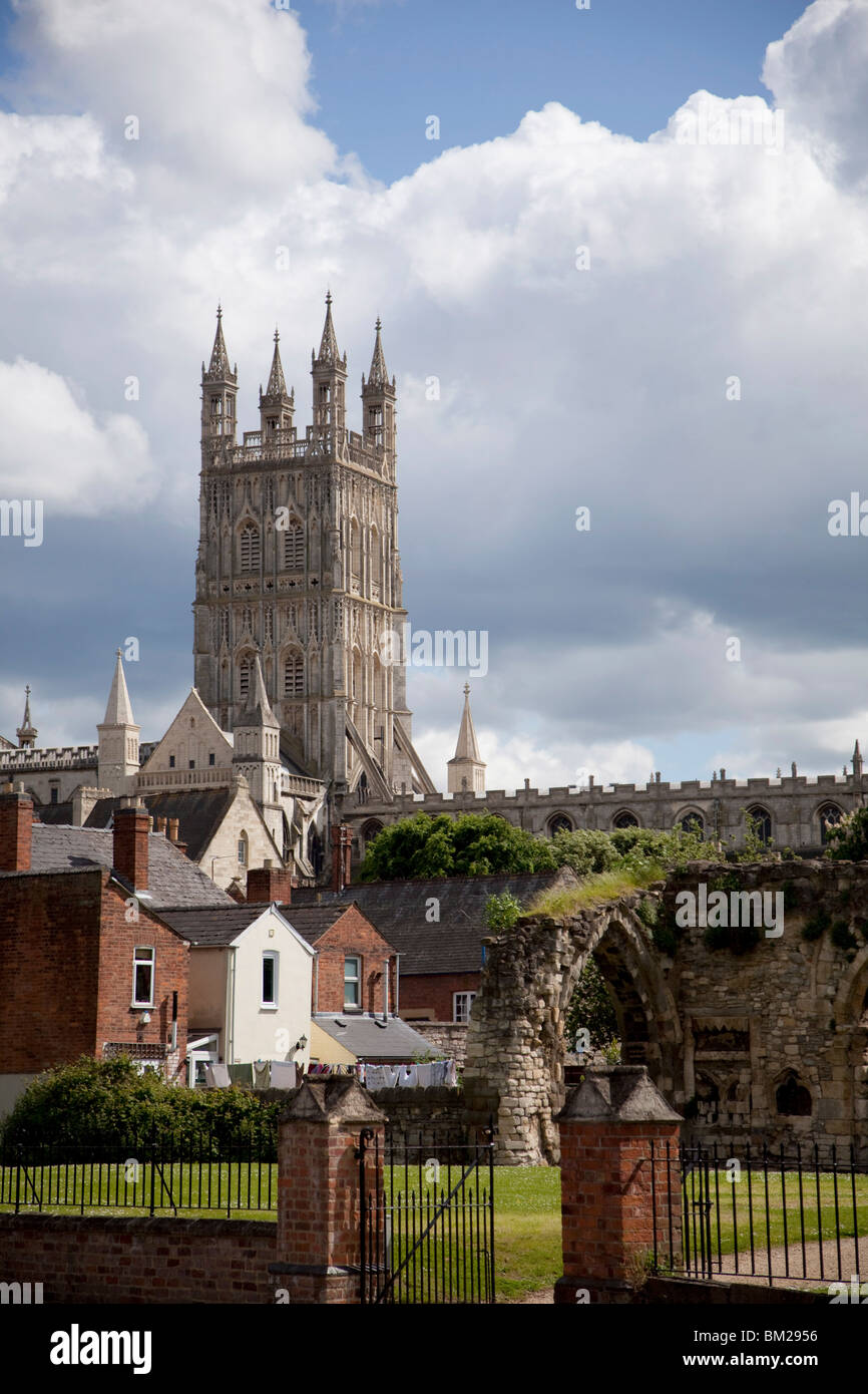 La tour de la cathédrale de Gloucester et les ruines du palais épiscopal, Gloucester, Gloucestershire, Royaume-Uni Banque D'Images