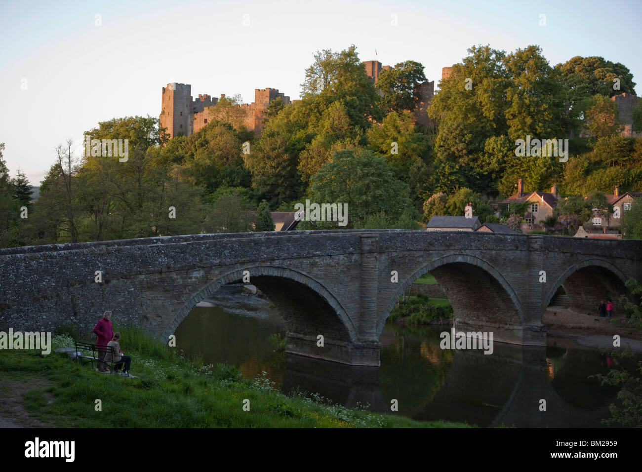 Ludlow Castle et Dinham Bridge le soir, Shropshire, Angleterre Banque D'Images