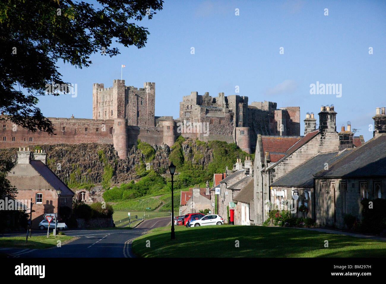 Château de Bamburgh et village de Lunteren, Northumberland, Angleterre Banque D'Images
