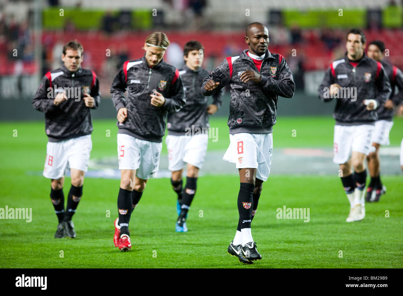 Sevilla FC les joueurs de l'échauffement. L'accent sur Didier Zokora. Banque D'Images