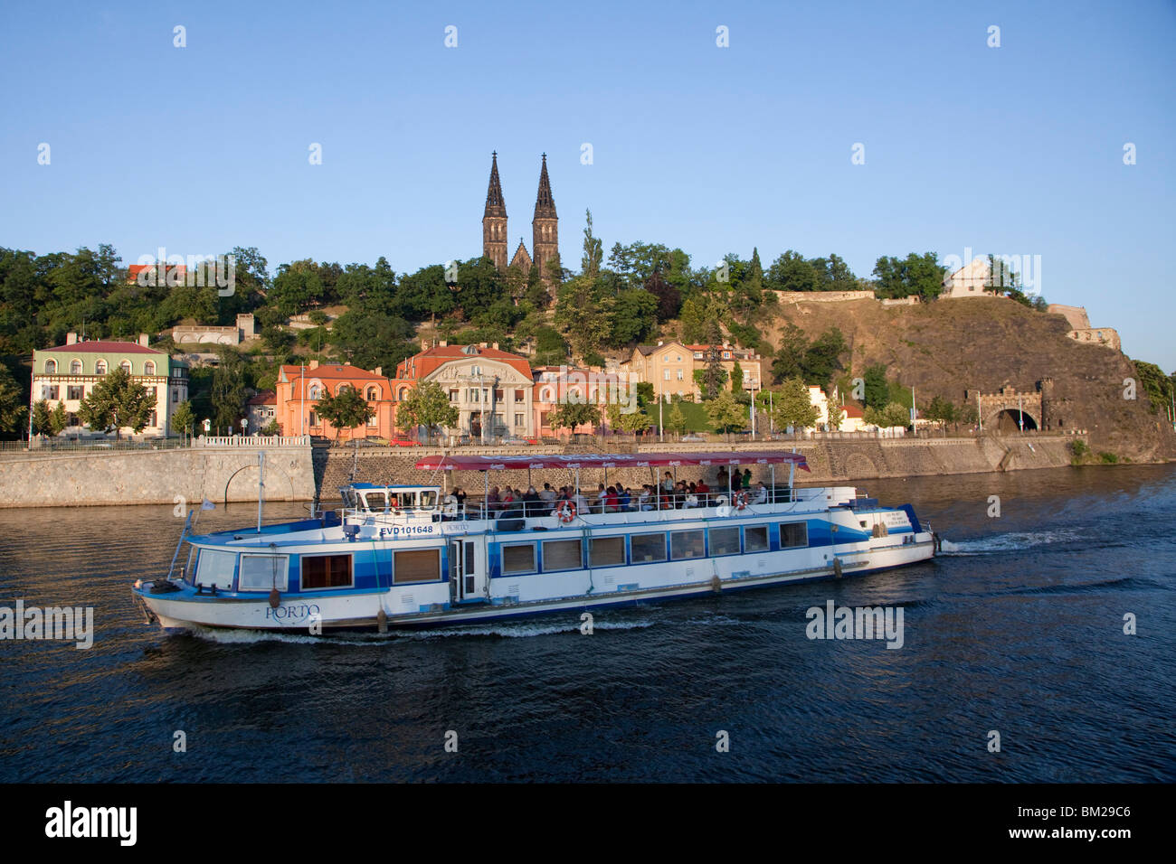 Haut château de Vysehrad (rivière) et bateau sur la rivière Vltava, Prague, République Tchèque Banque D'Images