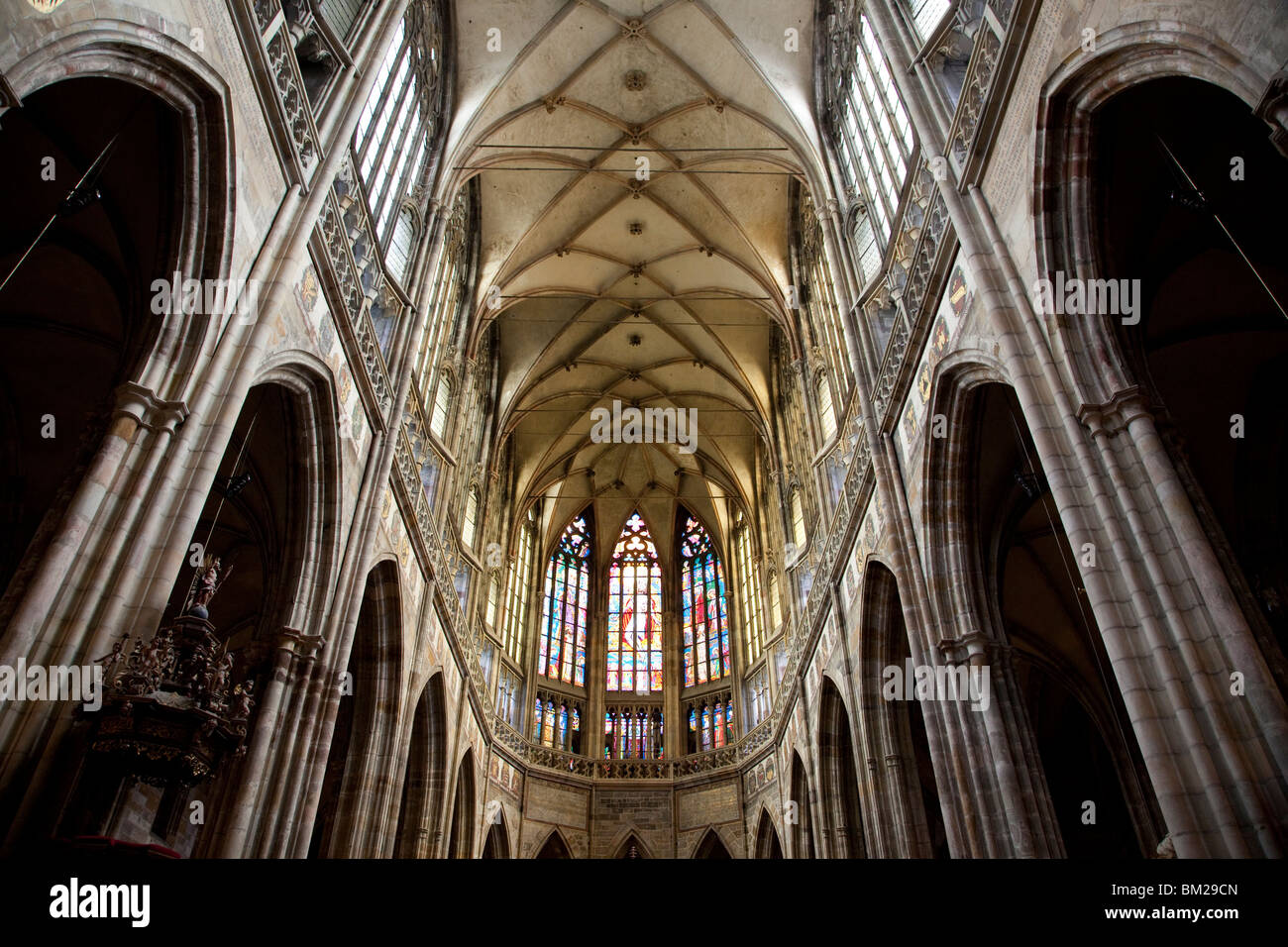 Intérieur de la cathédrale Saint Guy avec archs et voltige en choeur, le château de Prague, Prague, République Tchèque Banque D'Images