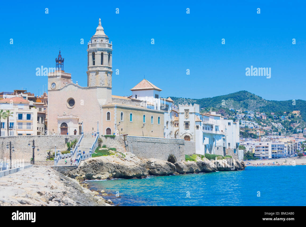 Vieux centre de Sitges et la mer, Sitges, Costa Dorada, Catalogne, Espagne Banque D'Images