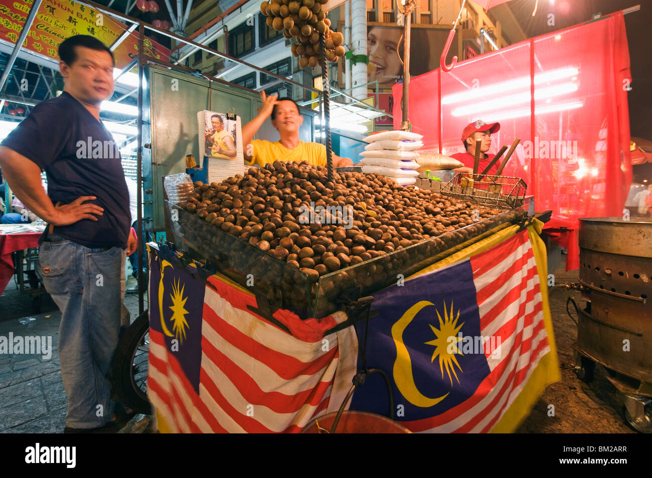 Les châtaignes cuites et drapeau malaisien, Petaling Street Market, Chinatown, Kuala Lumpur, Malaisie, en Asie du sud-est Banque D'Images