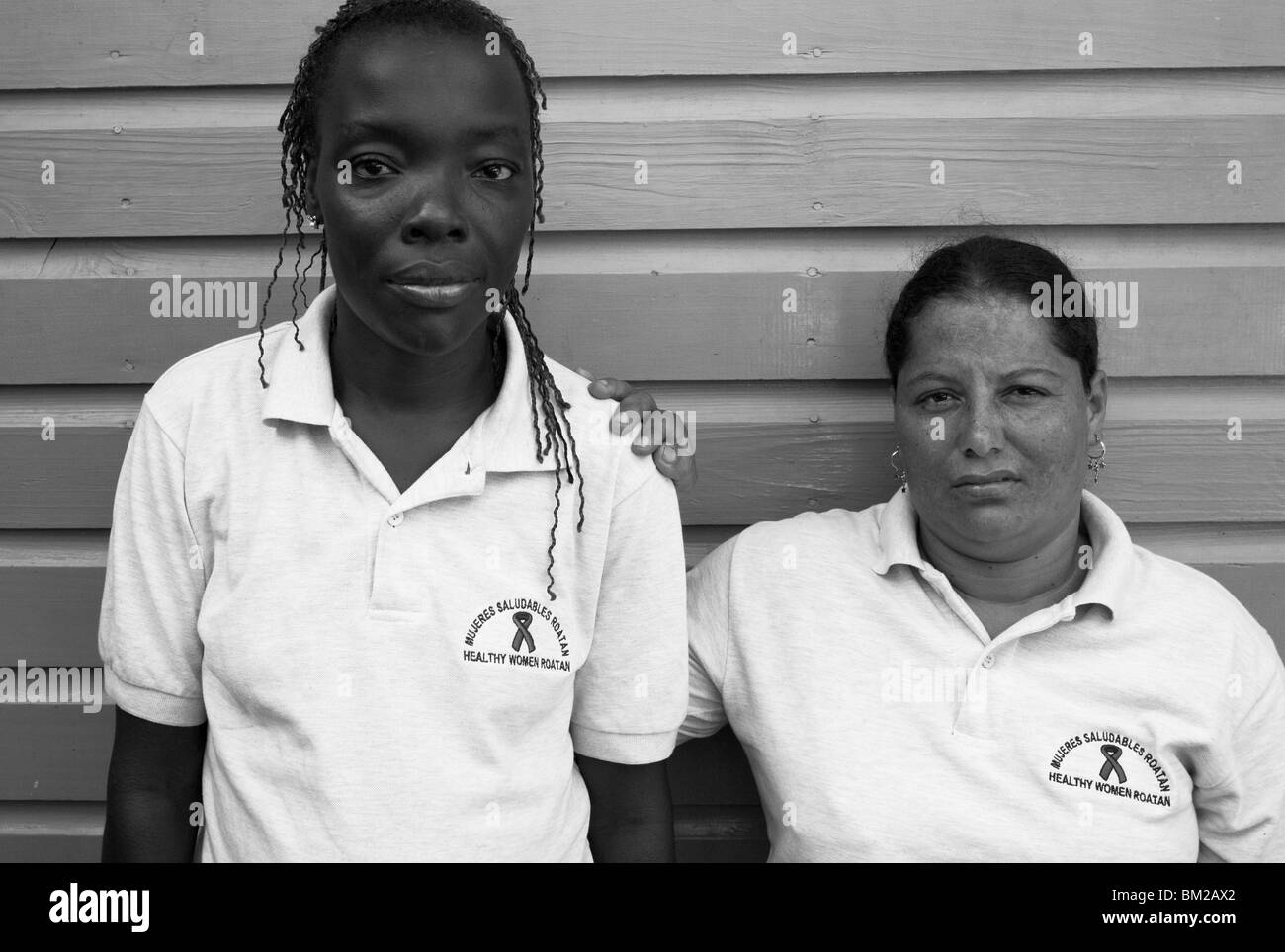 Portrait de Bonnay (noire) et Wendy qui sont à la fois séropositive et conférence devant des étudiants sur le sujet. Hoduras à Roatan Banque D'Images