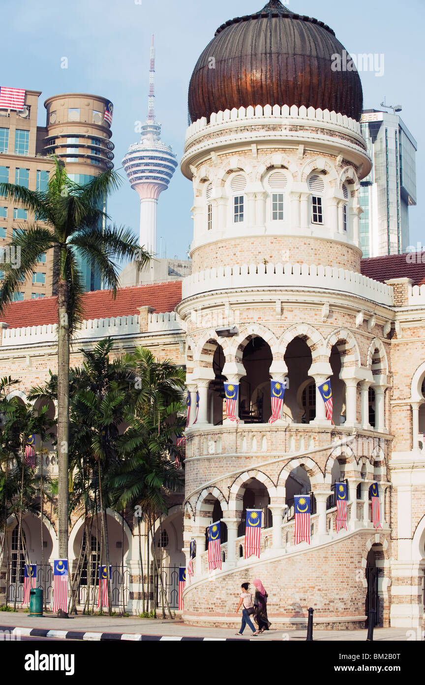 La KL Tower et Sultan Abdul Samad Building, Merdeka Square, Kuala Lumpur, Malaisie, en Asie du sud-est Banque D'Images