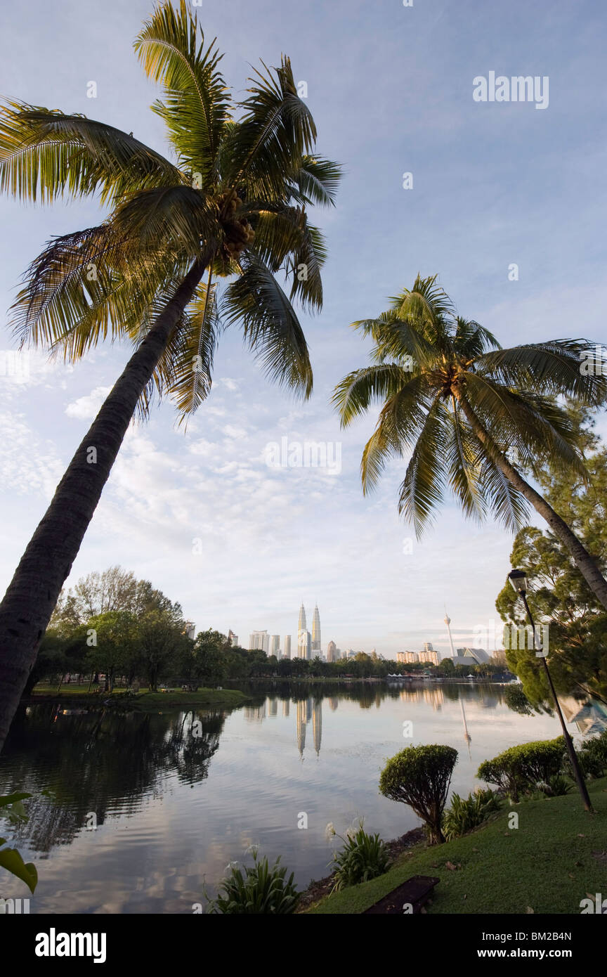 Les Tours Petronas, le lac Titiwangsa, Kuala Lumpur, Malaisie, en Asie du sud-est Banque D'Images