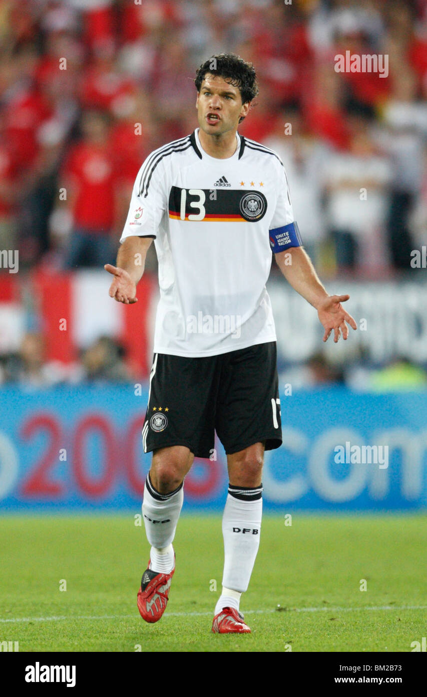 Le capitaine de l'équipe nationale allemande des gestes, Michael Ballack lors d'une UEFA EURO 2008 Groupe B match de football contre l'Autriche. Banque D'Images