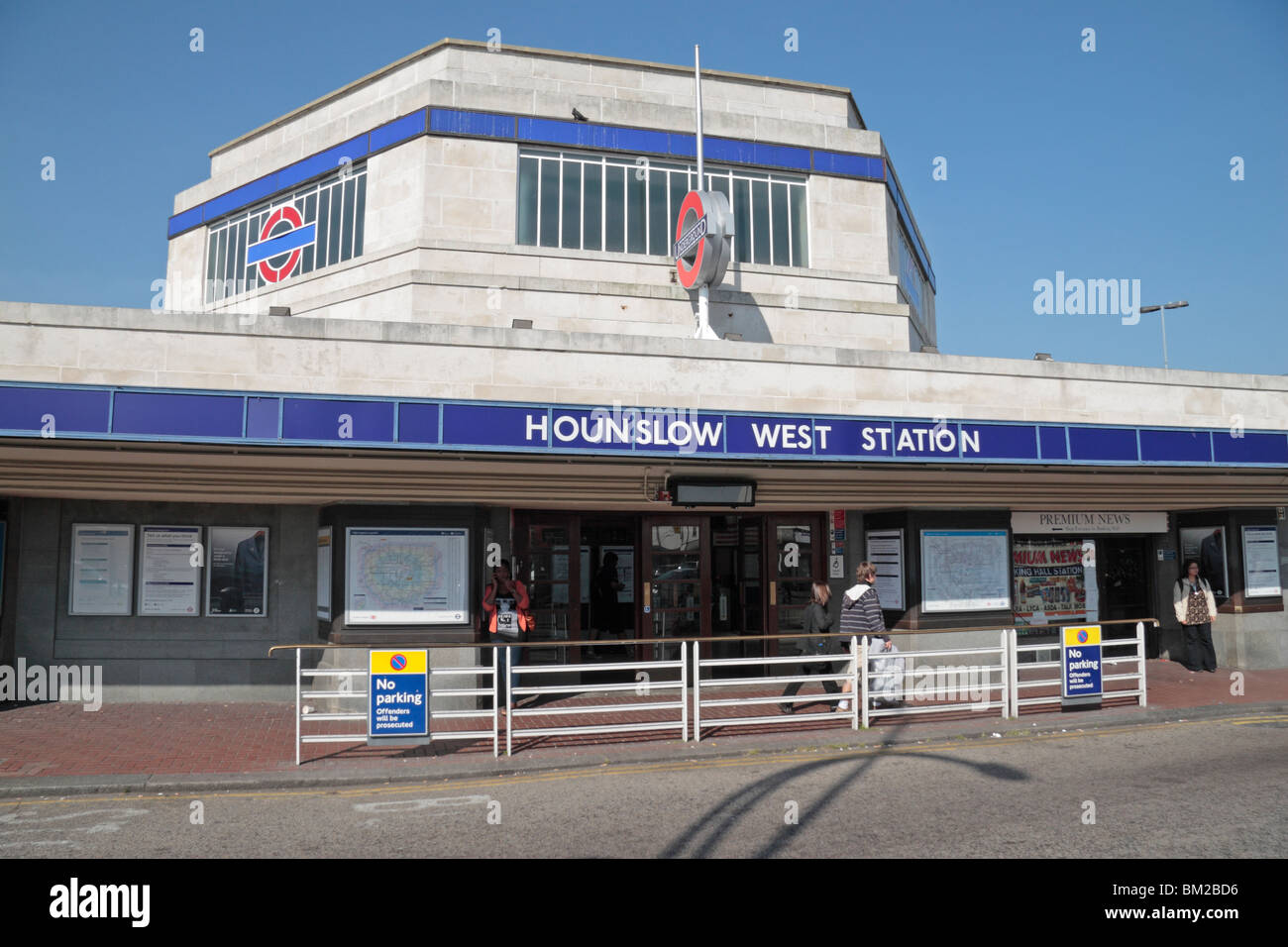 L'entrée principale de la station de métro Hounslow West (métro de Londres), Londres, Angleterre. Mai 2010 Banque D'Images