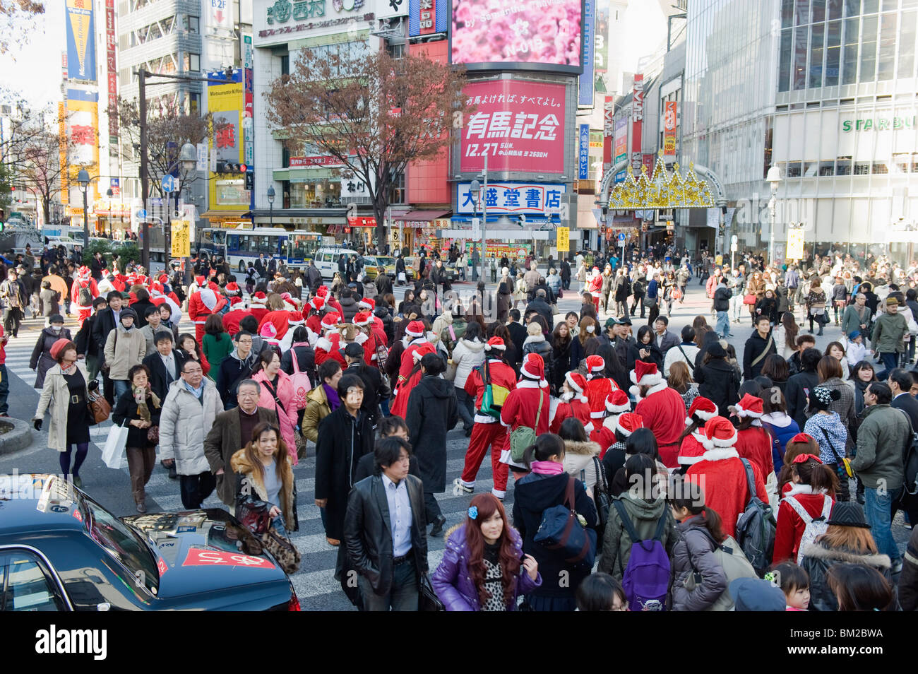 Santas Noël à pied par croisement de Shibuya, Shibuya, Tokyo, Japon Banque D'Images