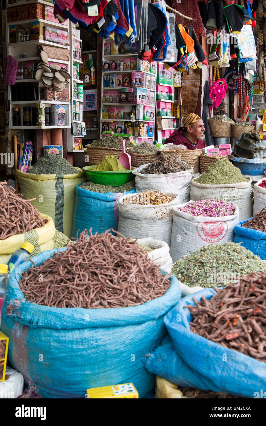 Les épices et les herbes à vendre au souk, Médina, Marrakech, Maroc (Marrakech) Banque D'Images
