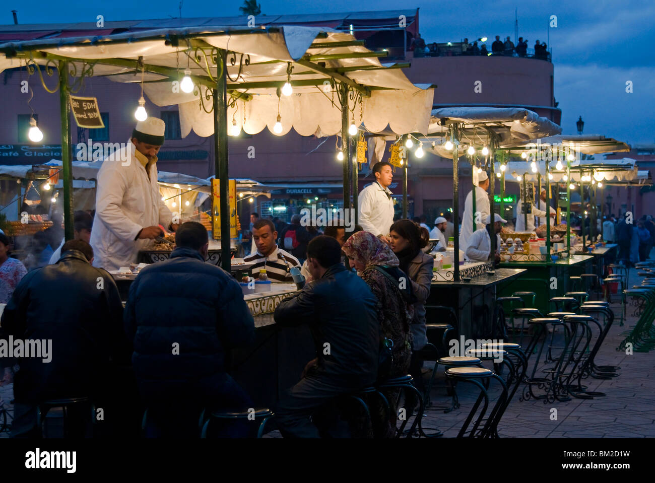 La vente de la nourriture dans leurs cuisiniers s'immobilise dans la place Djemaa el Fna, la Place Jemaa el Fna (Place Djemaa el Fna), Marrakech (Marrakech, Maroc) Banque D'Images