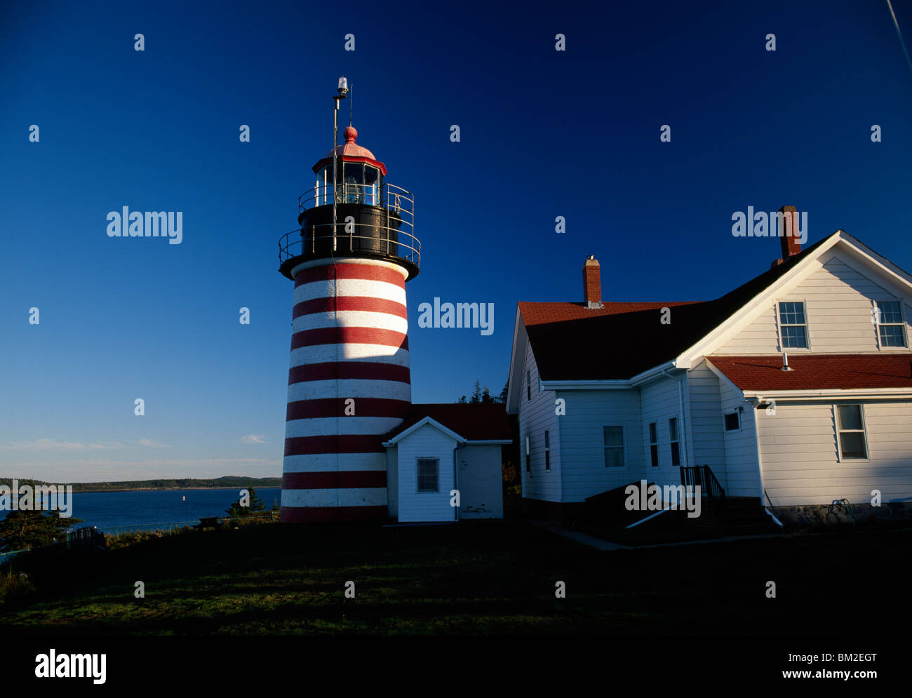 Le phare sur la côte, Mulholland Point Lighthouse, l'île Campobello, au Nouveau-Brunswick, Canada Banque D'Images