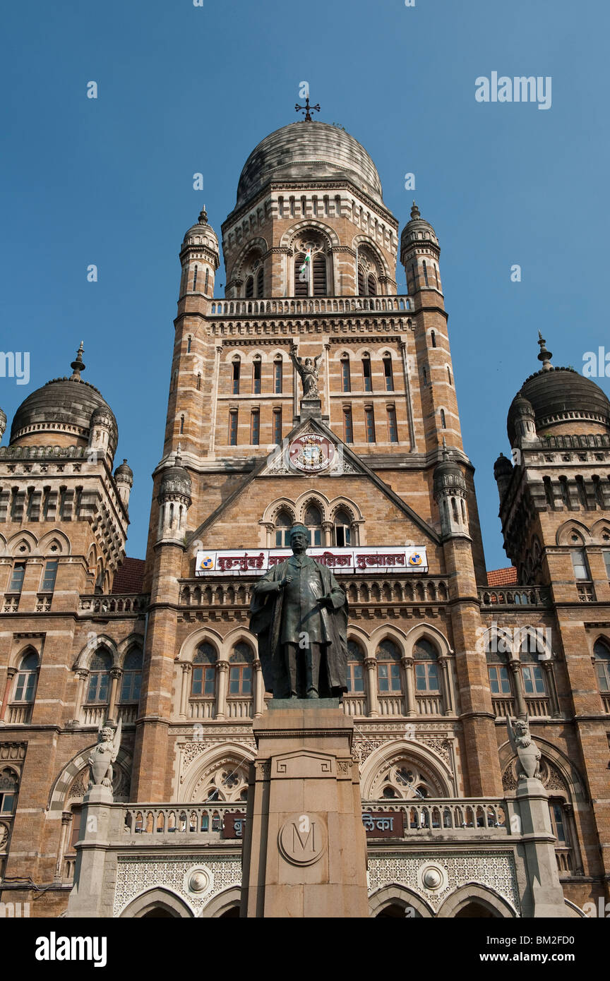 La Corporation Municipale de Bombay et statue de Sir Pherozshah Mehta dans Mumbai, Inde Banque D'Images