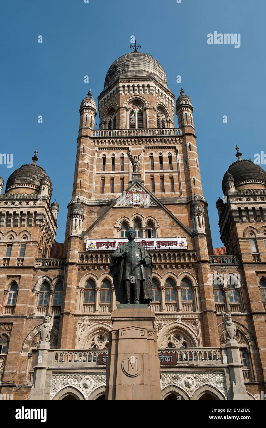 La Corporation Municipale de Bombay et statue de Sir Pherozshah Mehta dans Mumbai, Inde Banque D'Images