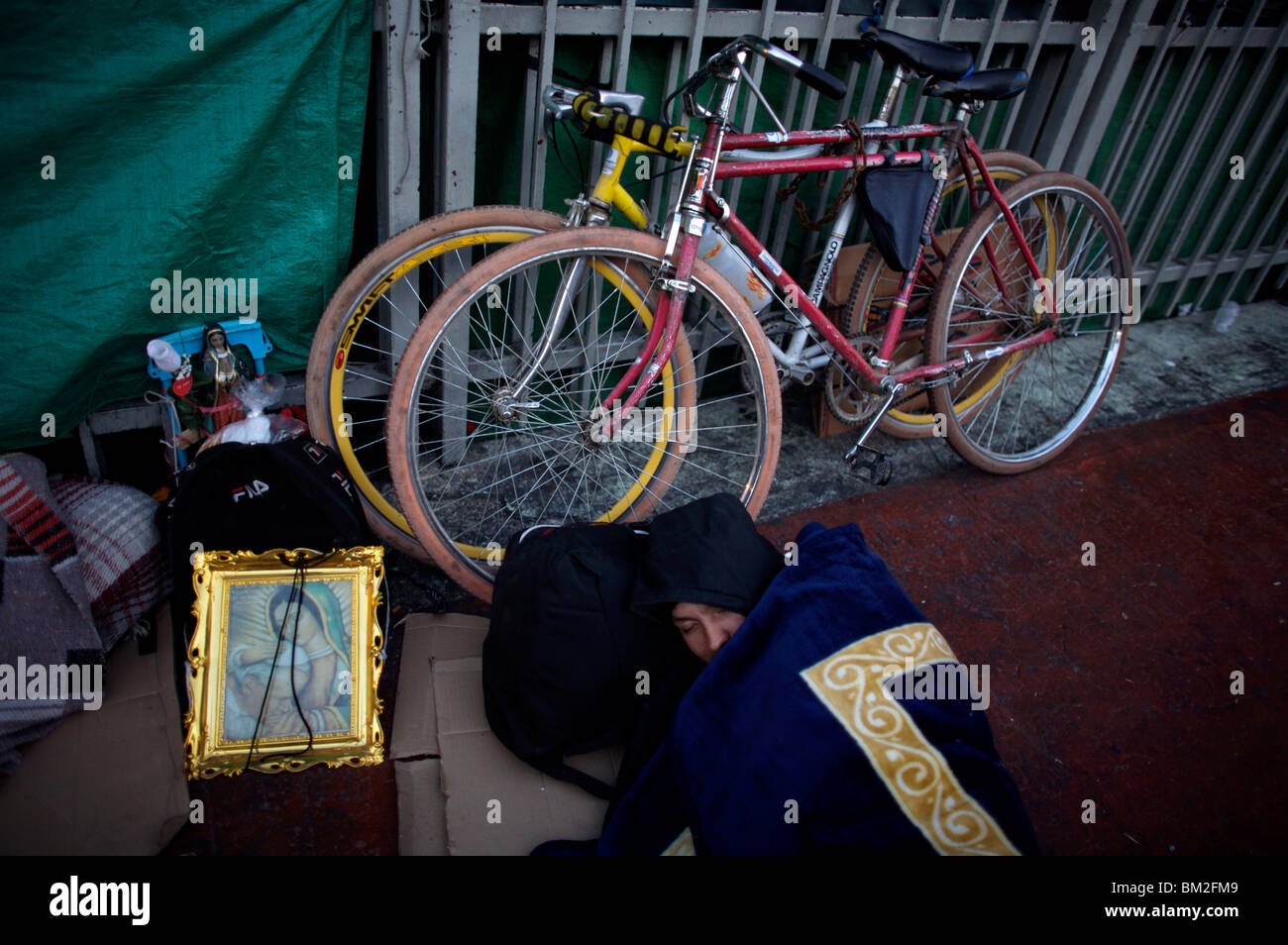 Un pèlerin qui peut accueillir à l'extérieur de la Basilique de Guadalupe à Mexico, le 11 décembre 2008. Banque D'Images