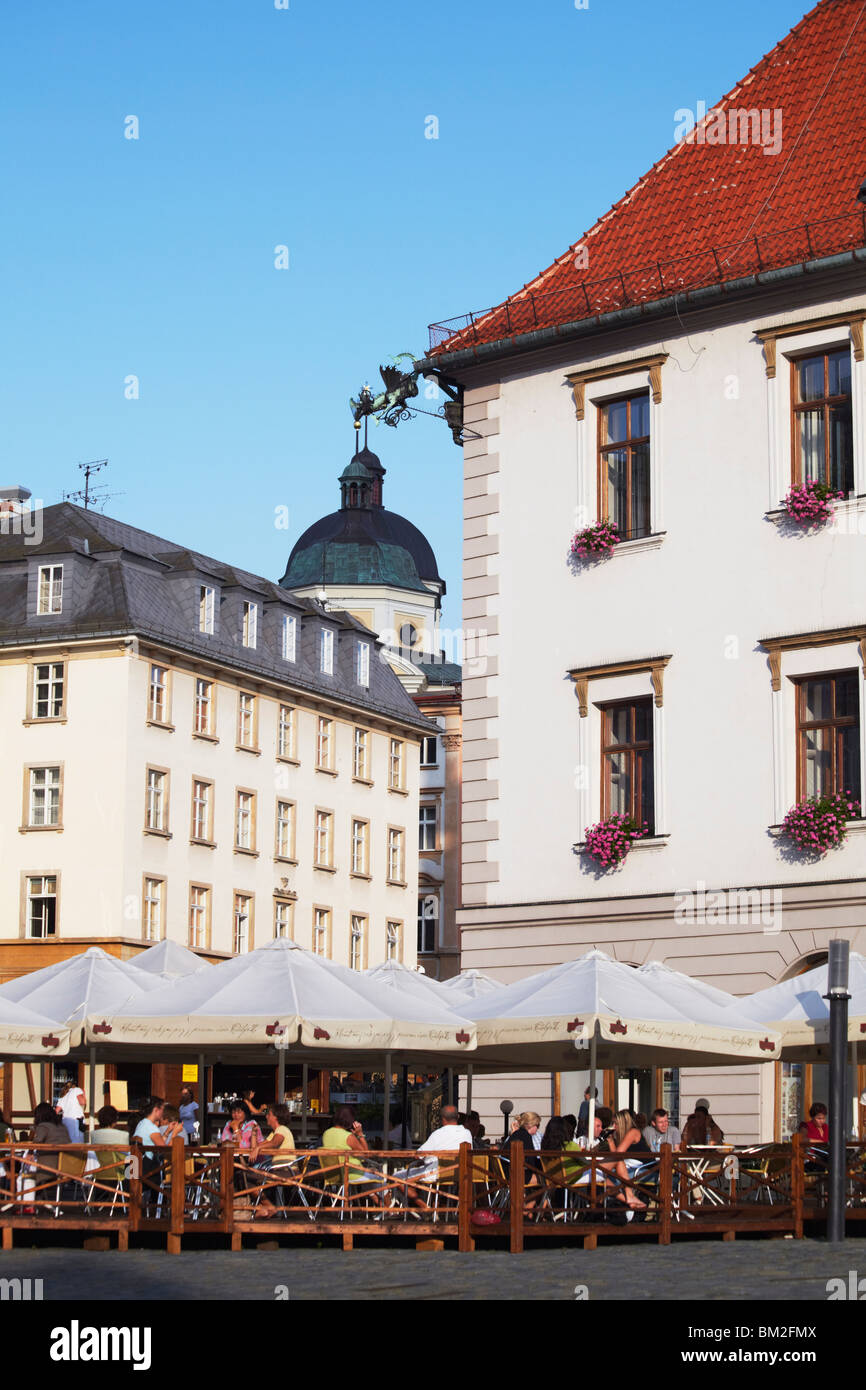 Café en plein air en face de l'hôtel de ville dans la région de Square (Horni Namesti), Olomouc, en Moravie, République Tchèque Banque D'Images