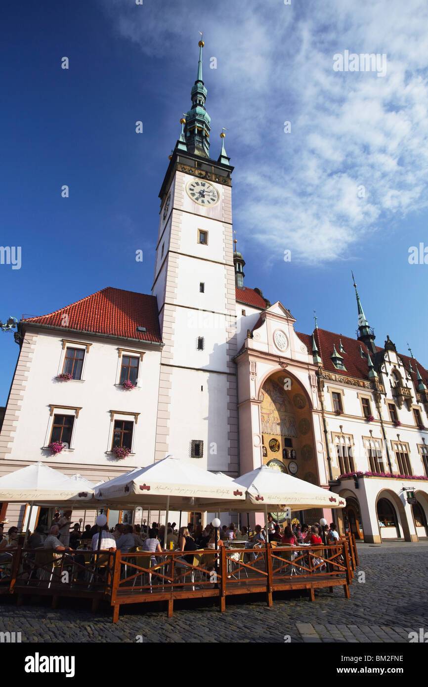 Café en plein air en face de l'hôtel de ville dans la région de Square (Horni Namesti), Olomouc, en Moravie, République Tchèque Banque D'Images