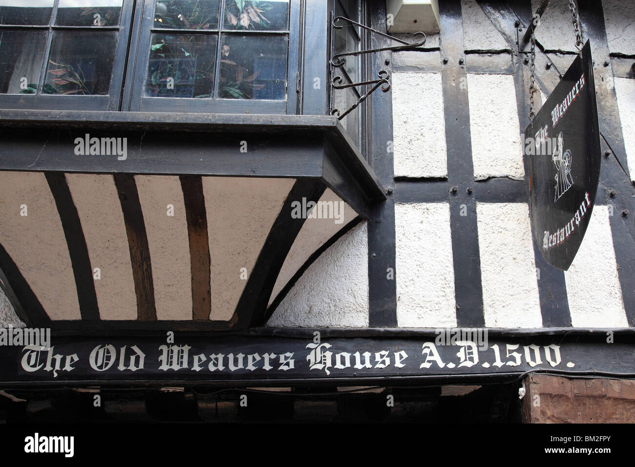 Inscrivez-vous sur l'ancienne maison du tisserand et le restaurant High Street Cantebury Kent England Banque D'Images