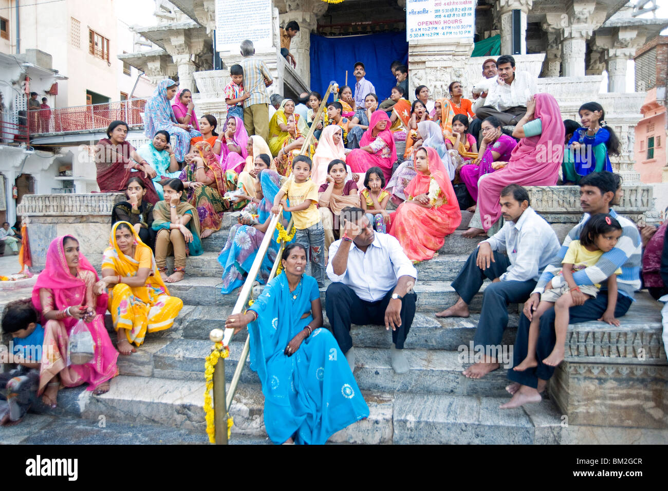 Les dévots en attente de faire puja à Diwali, Jagdish temple, Udaipur, Rajasthan, Inde Banque D'Images