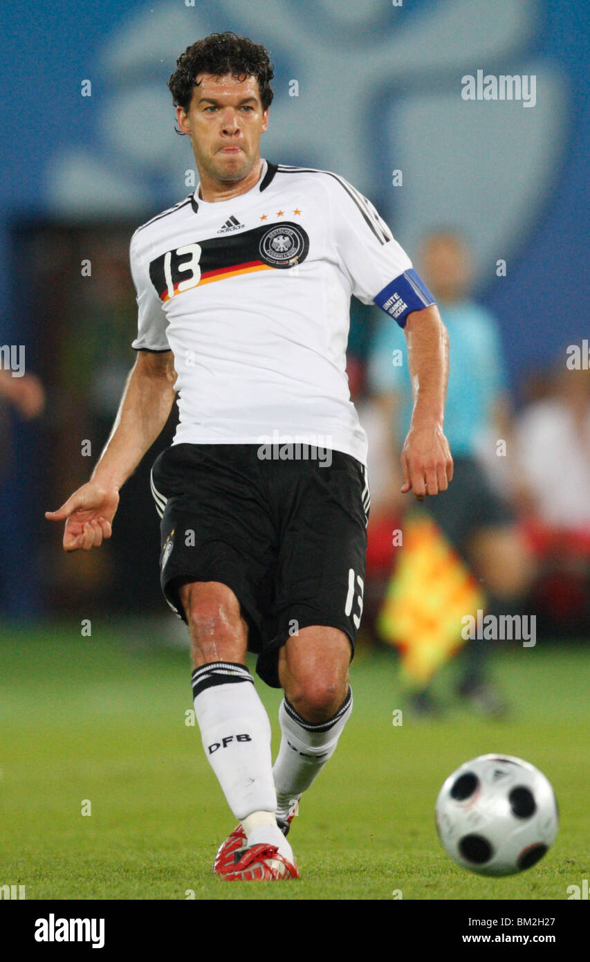 Michael Ballack de l'Allemagne passe le ballon au cours d'une UEFA EURO 2008 Groupe B match contre l'Autriche à Ernst Happel Stadion. Banque D'Images