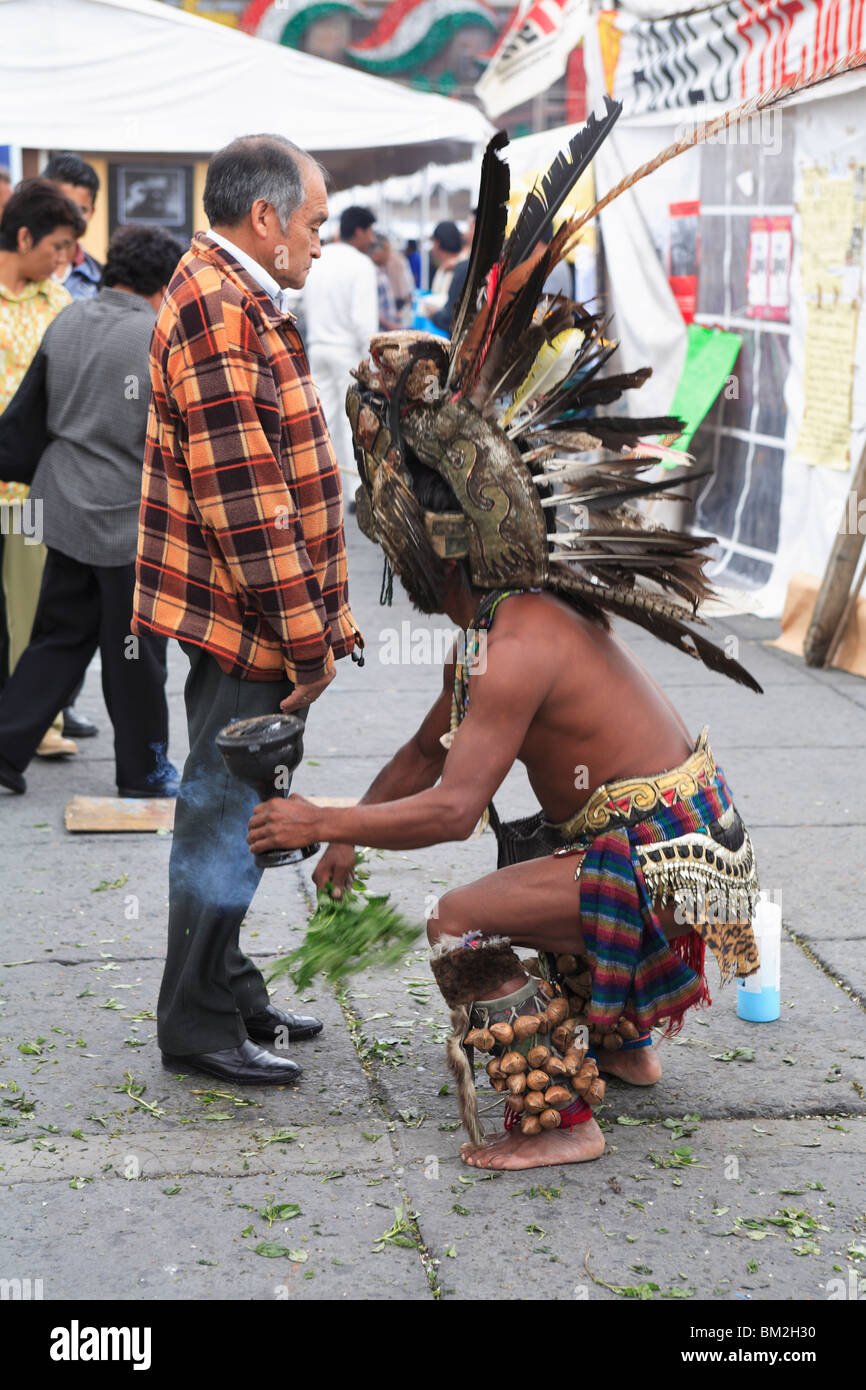 Folk aztèque, shaman guérisseur pratique de purification spirituelle, Zocalo, Plaza de la Constitucion, Mexico, Mexique Banque D'Images