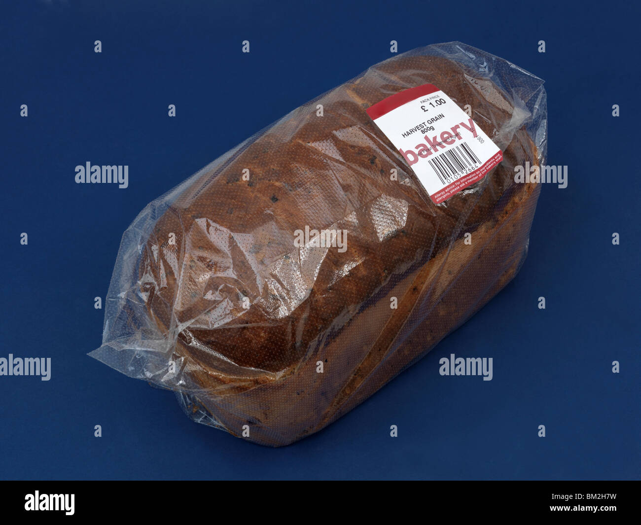 Miche de pain brun enveloppé dans du plastique Banque D'Images