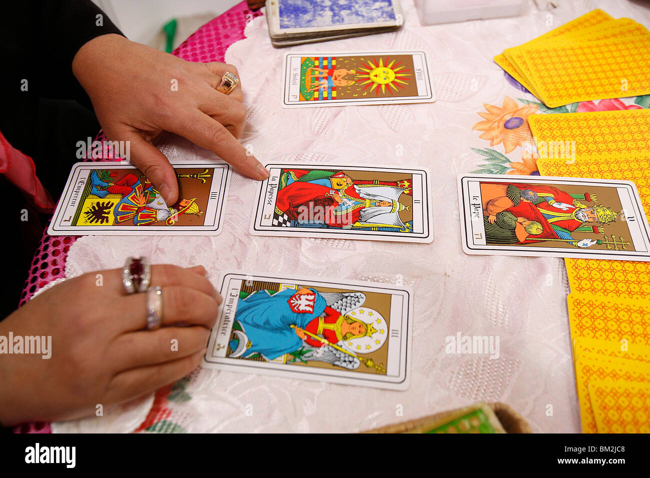 Diseuse pose cartes sur table au cours d'une divination, Paris, France Banque D'Images Diseuse pose cartes sur table au cours d'une divination, Paris, France Banque D'Images