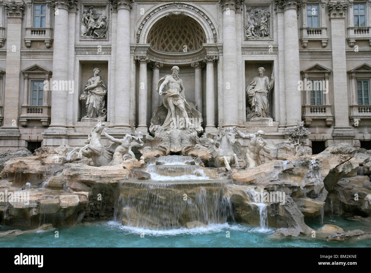 Fontaine de Trevi par Nicola Salvi datant du 17e siècle, Rome, Latium, Italie Banque D'Images