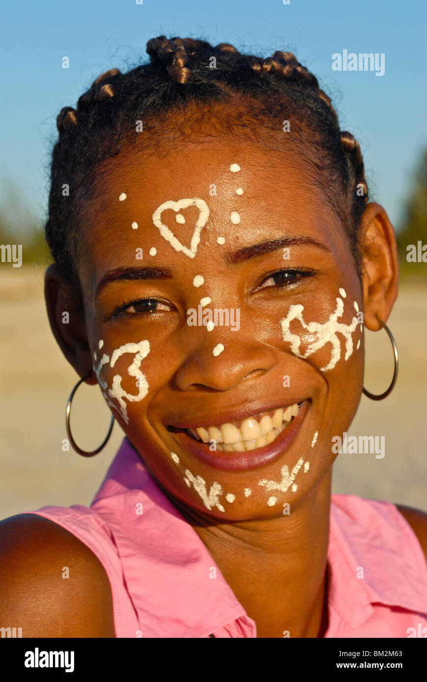 Jolie fille malgache avec la peinture traditionnelle sur son visage, Morondave, Madagascar Banque D'Images