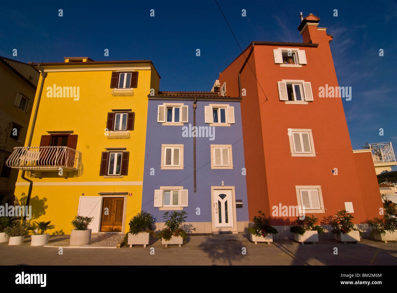 Maisons modernes colorées, Piran, Slovénie Banque D'Images