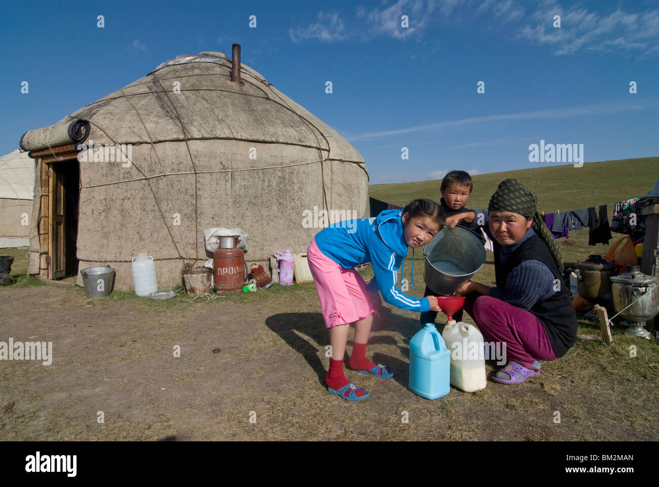 Famille devant leur yourte, Song Kul, Kirghizistan Banque D'Images