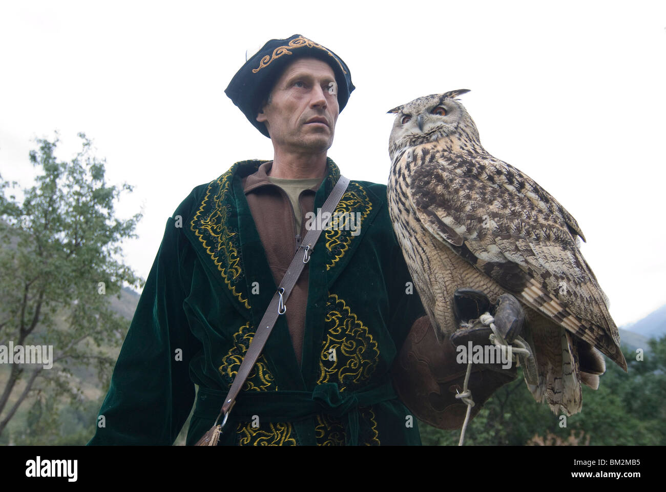 Avec un chasseur eagle kirghize eagle rock-owl (Bubo bengalensis), Sunkar Eagle Farm, Kazakhstan Banque D'Images