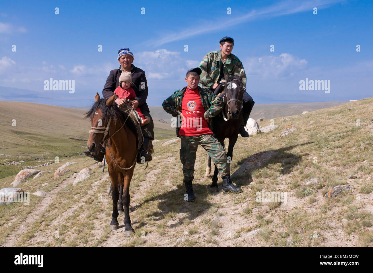 Famille de nomades avec les chevaux, chanson, Kol Kirghizistan Banque D'Images
