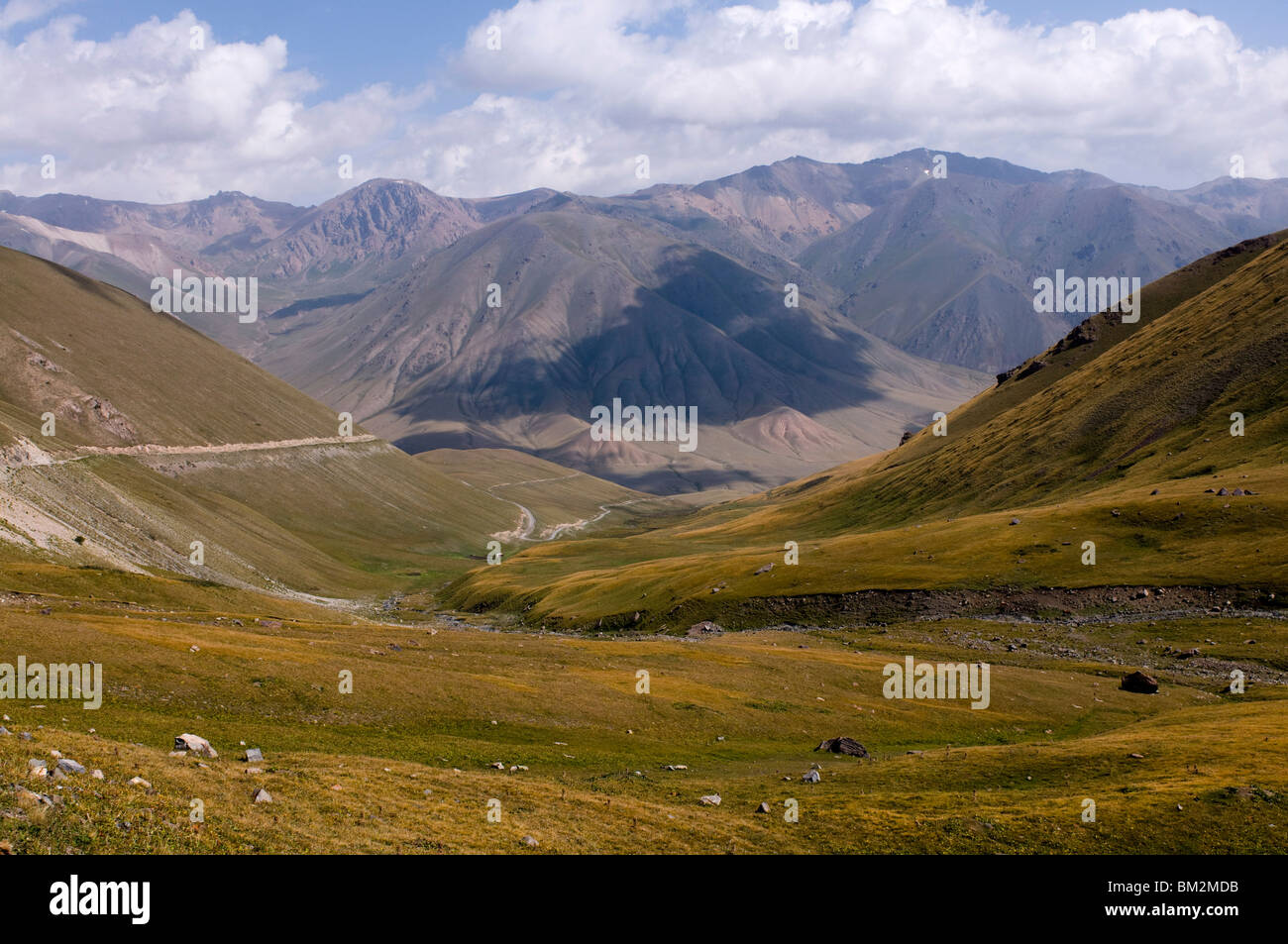 Montagne sauvage près de Song Kol, Kirghizistan Banque D'Images