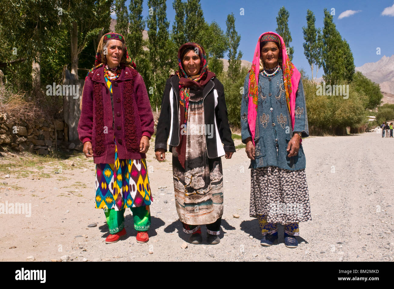 Trois vieilles femmes du Pamir posant pour l'appareil photo, Langar, corrior Wakhan, le Pamir, au Tadjikistan Banque D'Images