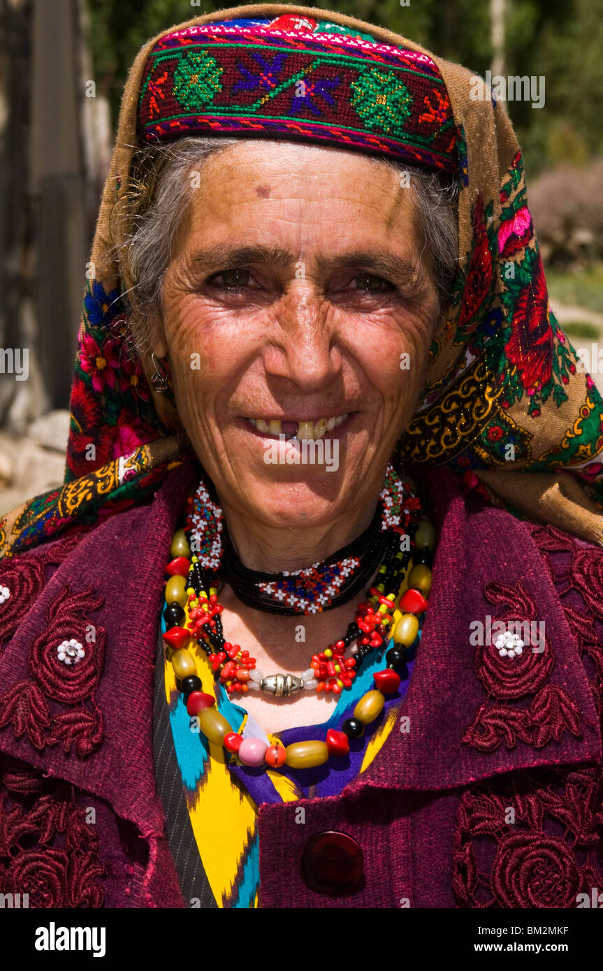 Portrait of smiling vieille femme du Pamir, Langar, corridor de Wakhan, le Pamir, au Tadjikistan Banque D'Images