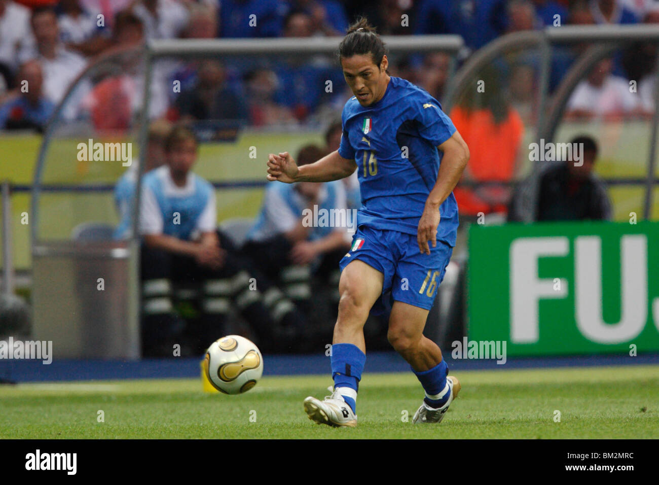 BERLIN - 9 JUILLET : L'Italien Mauro Camoranesi passe le ballon lors de la finale de la Coupe du monde de la FIFA 2006 contre la France le 9 juillet 2006 au stade olympique de Berlin, en Allemagne. Usage éditorial exclusif. Utilisation commerciale interdite. (Photographie de Jonathan Paul Larsen / Diadem images) Banque D'Images BERLIN - 9 JUILLET : L'Italien Mauro Camoranesi passe le ballon lors de la finale de la Coupe du monde de la FIFA 2006 contre la France le 9 juillet 2006 au stade olympique de Berlin, en Allemagne. Usage éditorial exclusif. Utilisation commerciale interdite. (Photographie de Jonathan Paul Larsen / Diadem images) Banque D'Images